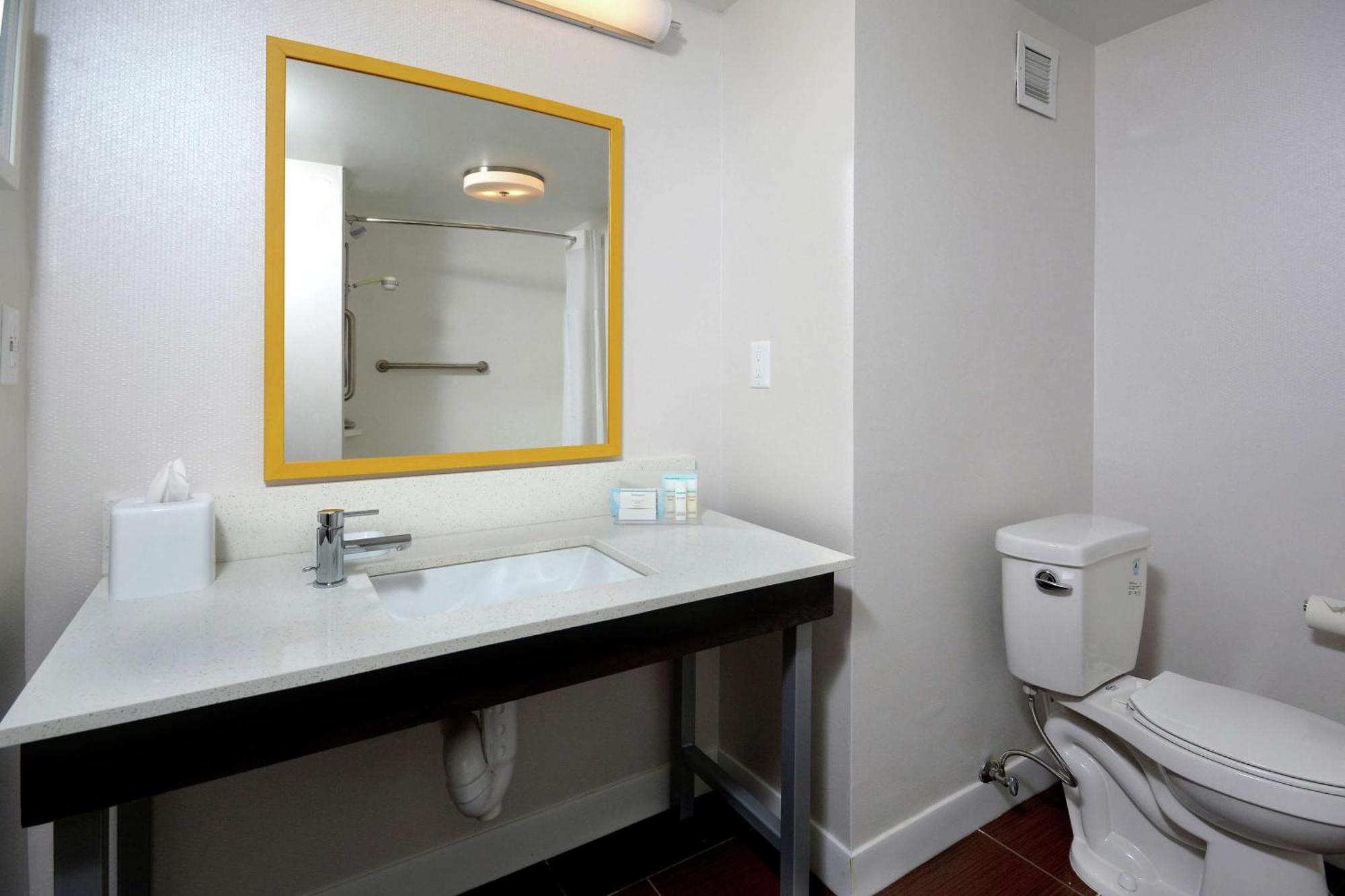 Hampton Inn & Suites Clinton Bagian luar foto