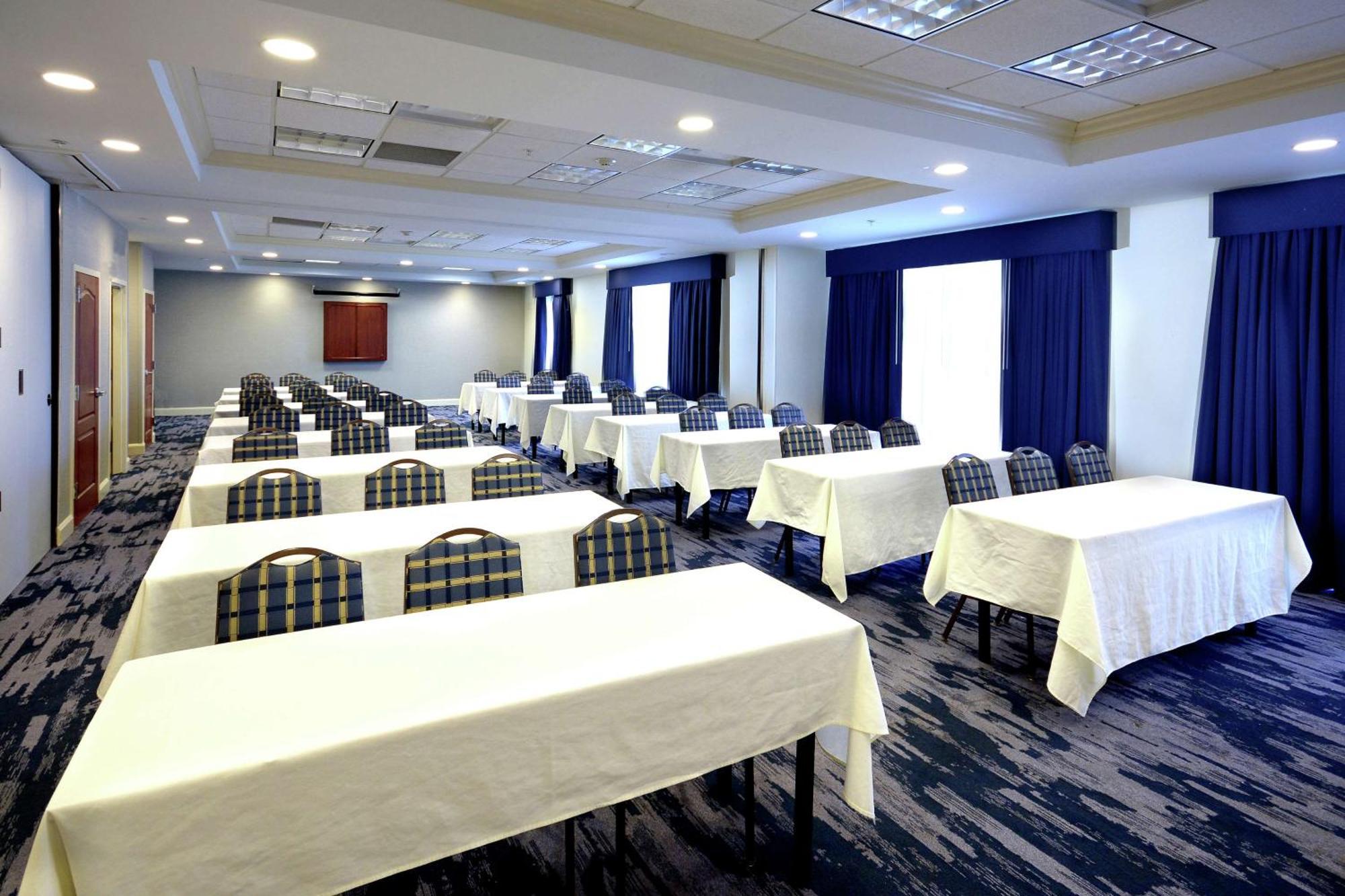 Hampton Inn & Suites Clinton Bagian luar foto